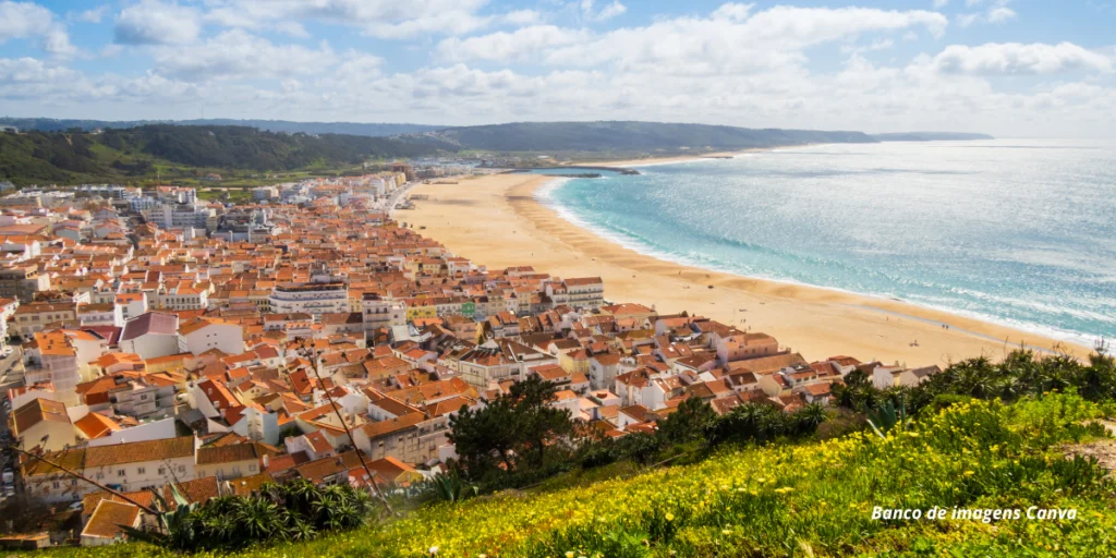 Praia e vila de Nazaré, em Portugal, conhecidas pelas ondas do Atlântico