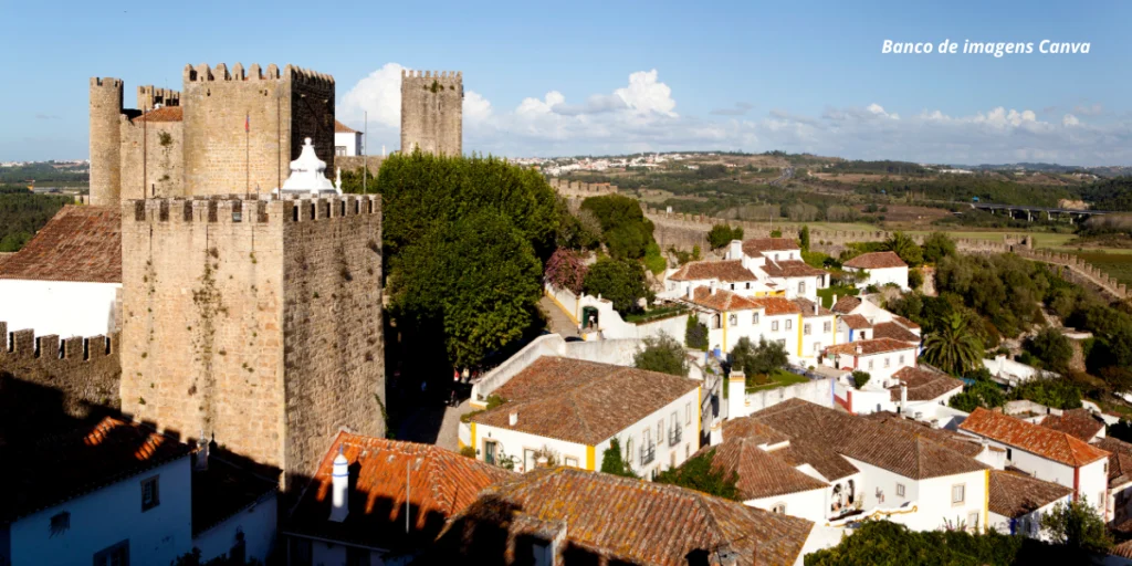 Ruas de pedras e casas brancas da cidade amuralhada de Óbidos, em Portugal