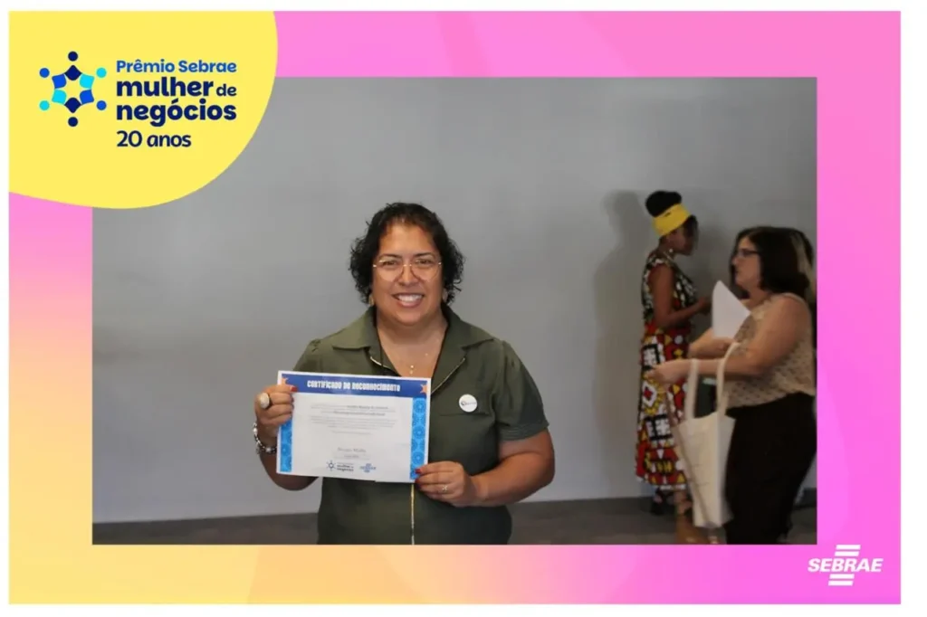 Sandra, da Sandratour Viagens, com certificado do Prêmio Sebrae Mulher de Negócios 2026